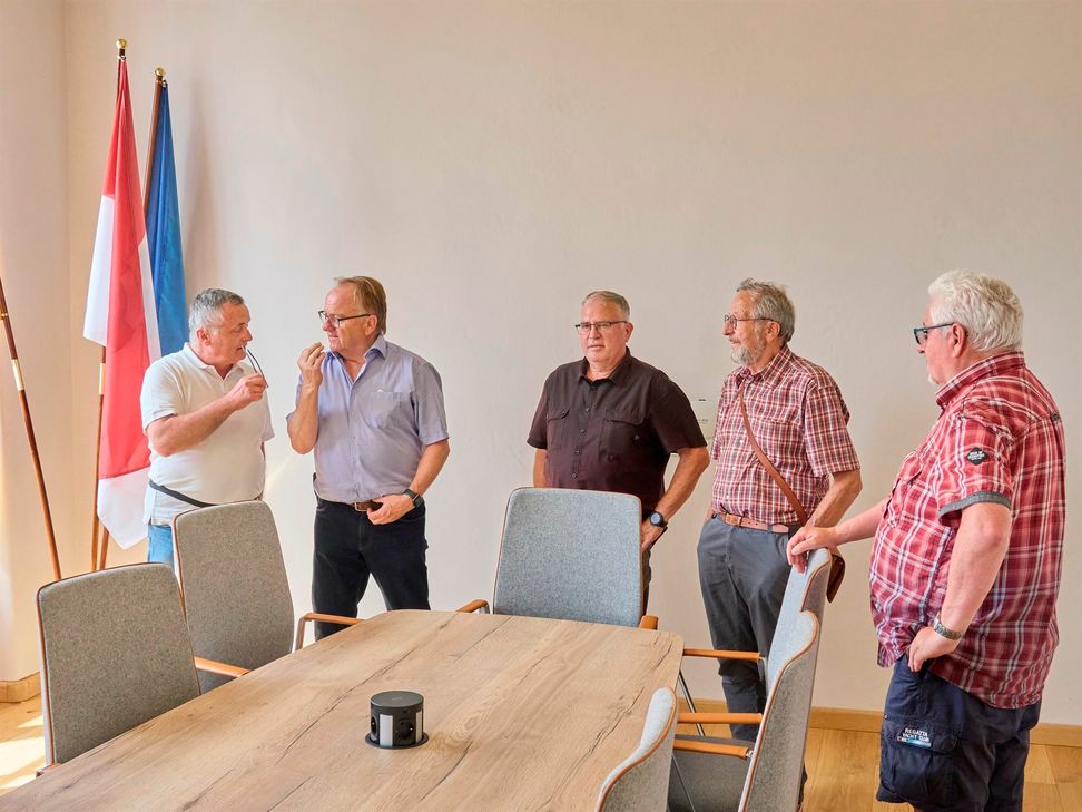 Siegfried Büdinger (2. von links) mit Besuchern.