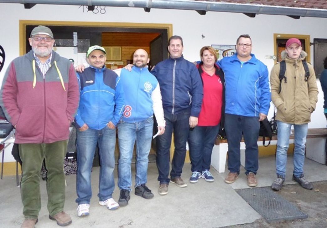 Das sind die Gewinner 2016 des 29. Swister Türmchen Turniers. Links neben der Vorsitzenden des Boule Clubs Weilerswist Sylvia Baer steht das Sieger-Team mit Eric Bergmans (r.) aus den Niederlanden und Francesco Minervino aus Aachen. Ganz links die Zweiten Manfred Jansen (l.) und Michael Minervino. Das Team ganz rechts mit Geert Peers (l.) und Lasse Stentenbach (r.) wurde Dritter.