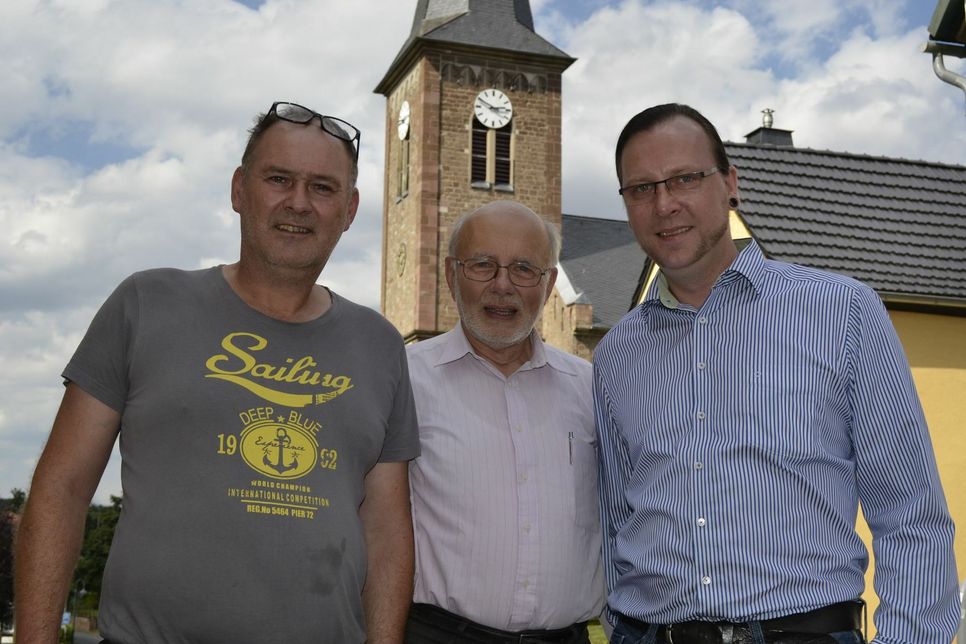 Sie planten in Scheven die Hilfsaktion für die Flutopfer: Walter Lehnertz (v.li), Ortsvorsteher Hans Reiff und Arno Bück. mn-Foto