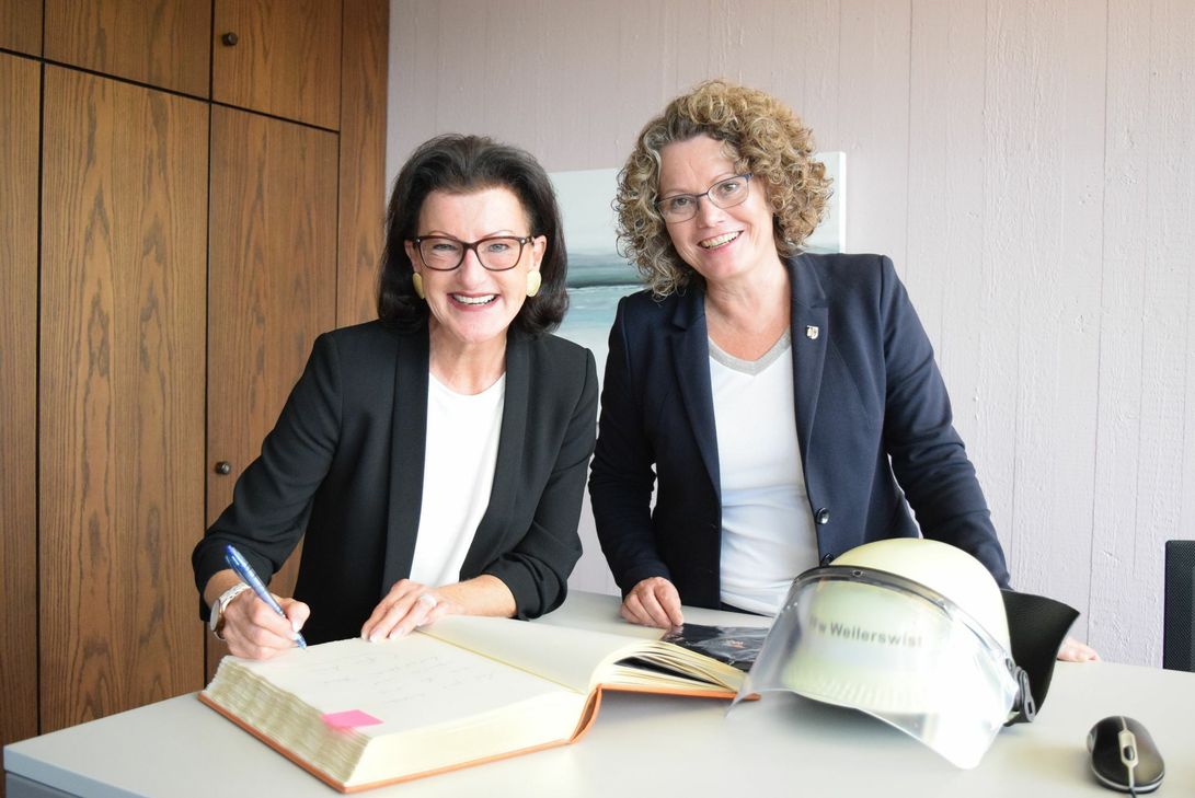 Regierungspräsidentin Gisela Walsken (li.) durfte sich beim Besuch der Weilerswister Bürgermeisterin Anna-Katharina Horst ins Goldene Buch eintragen. Fotos: Breuer
