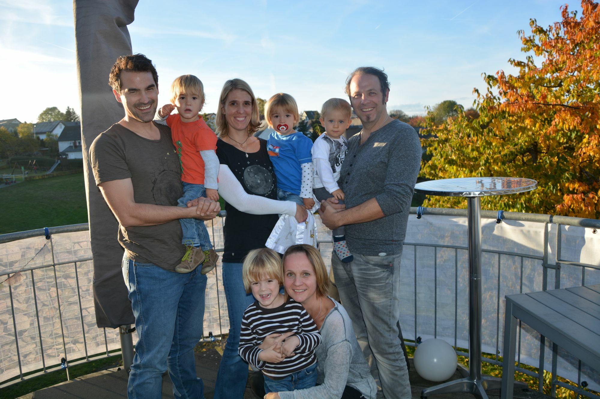 Von links: Volker Schillings, David, Kerstin Schillings, Tom, Randy Brown mit Tochter Maya, Matti Schillings und Suze Schick beim Treffen in Hauroth.