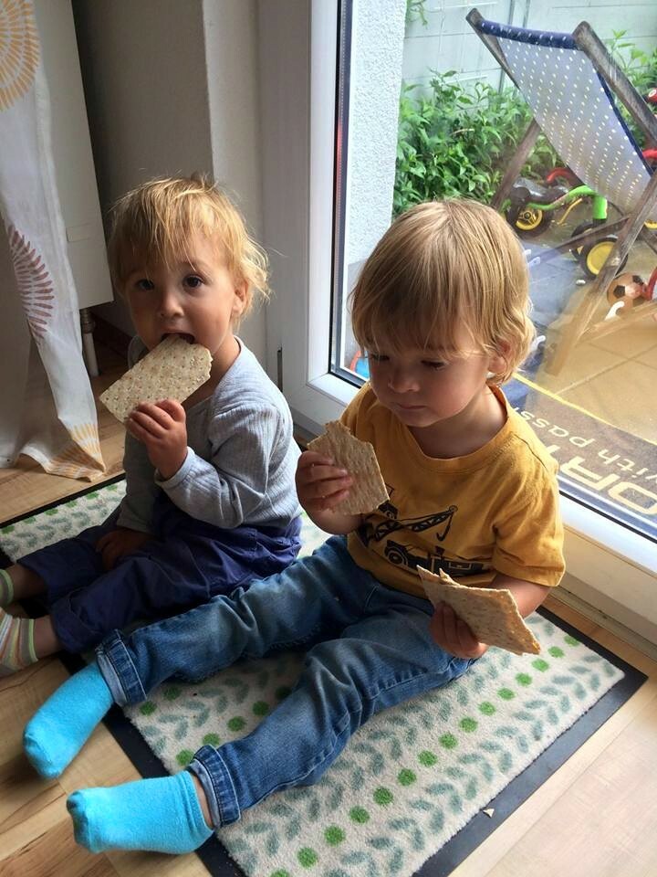 Mit Zwillingsbruder Tom im Juni 2016 bei seiner Lieblingsbeschäftigung: essen.