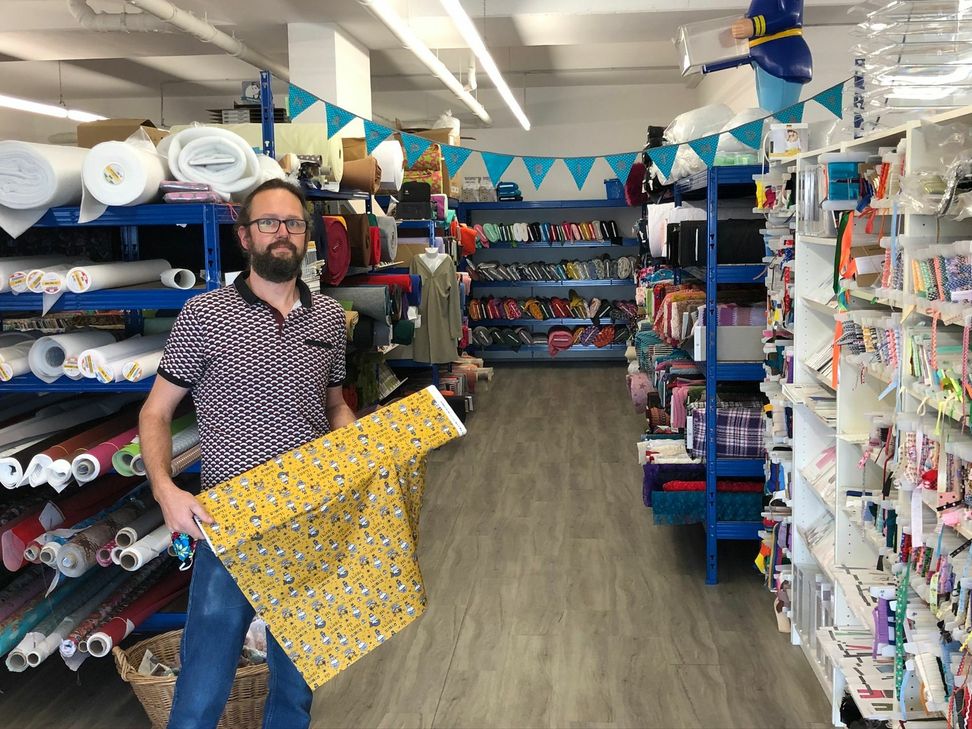 Guido Greuel zieht mit seinem »Krümel Design« über Pfingsten um: Vom Richterhaus einen Steinwurf weiter ins 110 Quadratmeter große Gebäude, in dem früher Motorgeräte Claßen, später dann die Bäckerei Moss ansässig war. Foto: T. Förster