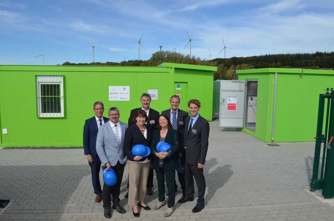 In Gödenroth steht mit der Großbatterie das Herzstück des Designetz-Demonstrators „Energiewabe Rhein-Hunsrück“. Das Foto wurde bei der offiziellen Eröffnung aufgenommen. (Archivfotos: Andreas Bender / innogy)