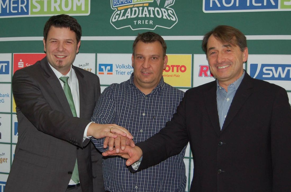 Seit Wochen steht Alexander Meilwes (links) bereits intensiv mit den Gladiators in Kontakt, wurde und wird von Noch-Manager Michael Lang (r.) eingearbeitet. Zum 17. Dezember wird Geschäftsführer Achim Schmitz den neuen Manager dann offiziell begrüßen.  Foto: Arens