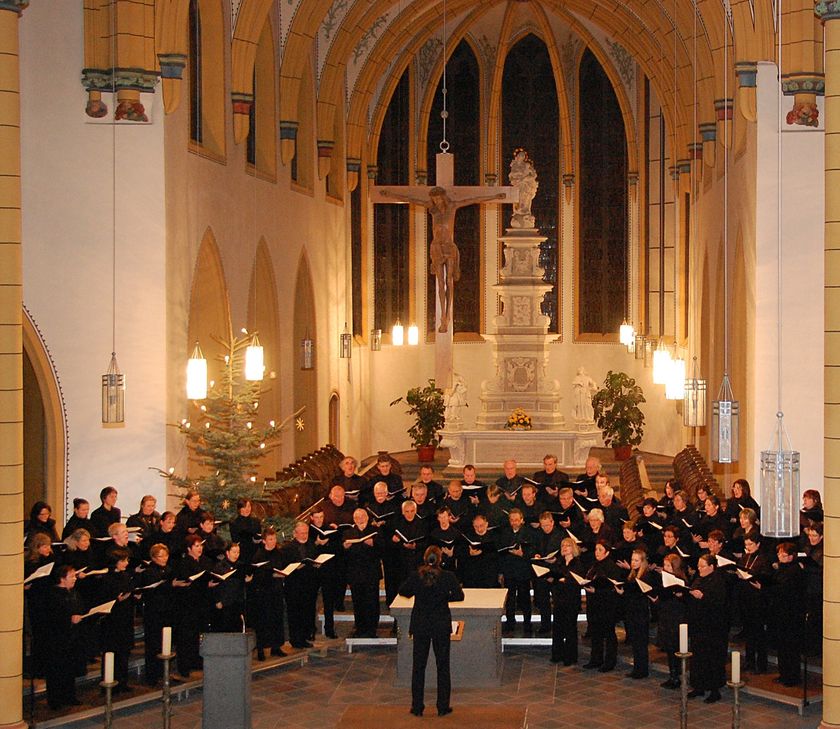 Der Friedrich-Spee-Chor bittet zu seinem traditionellen Weihnachtssingen mit klassischen und zeitgenössischen Chorsätzen zu Advent und Weihnachten. Festliche Harfenklänge stimmen auf den Heiligen Abend ein – und wie immer ist das Publikum eingeladen, mitzusingen: Mittwoch, 23. Dezember, 18 Uhr, Jesuitenkirche. Foto: FF