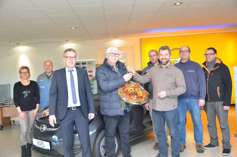 »Opel Karl«-Gewinner Udo Rentmeister umringt von den Gratulanten des Gewerbevereins.