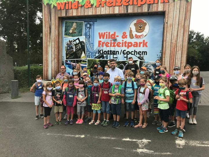 Der Abschluss der Ferienbetreuung fand im Freizeitpark "Klotti" statt. VG-Bürgermeister Lambertz dankte allen Unterstützern der sechswöchigen Aktion. Foto: Zender