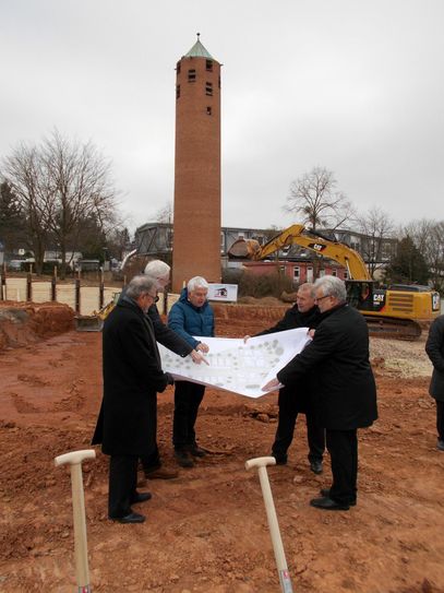 Baustart auf dem Gelände der ehemaligen Christuskirche in Heiligkreuz. Im Turm sollen Appartments entstehen.