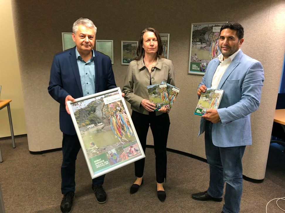 Redaktionsleiter Jürgen Kempenich (v.l.), Landrätin Cornelia Weigand und Verkaufsleiter Serkan Basar (Weiss-Verlag) bei der Vorstellung des Heimatjahrebsuches 2022/2023.