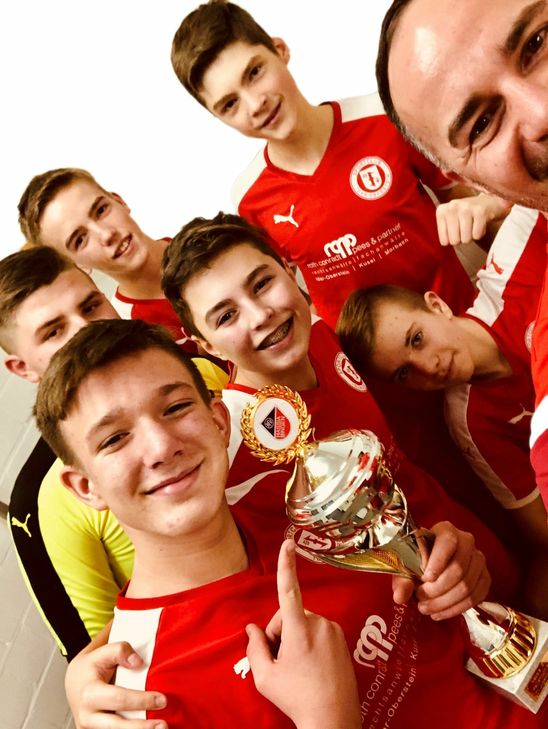 Die C1-Junioren des SC 07 Idar-Oberstein beim Zollamtcup in Bingen mit Trainer Christian Schwinn (rechts oben): Der Nachwuchs soll nun konsequent gefördert werden.                                                       Foto: Privat