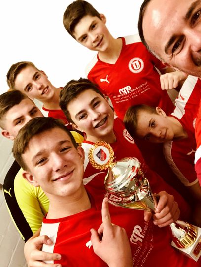 Die C1-Junioren des SC 07 Idar-Oberstein beim Zollamtcup in Bingen mit Trainer Christian Schwinn (rechts oben): Der Nachwuchs soll nun konsequent gefördert werden.                                                       Foto: Privat