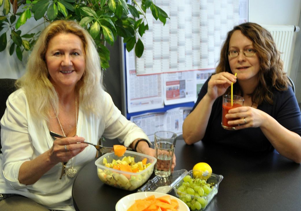 Unsere Redakteurinnen Andrea Fischer (links) und Claudia Neumann wagen den Selbstversuch und fasten eine ganze Woche lang. Foto: Pees