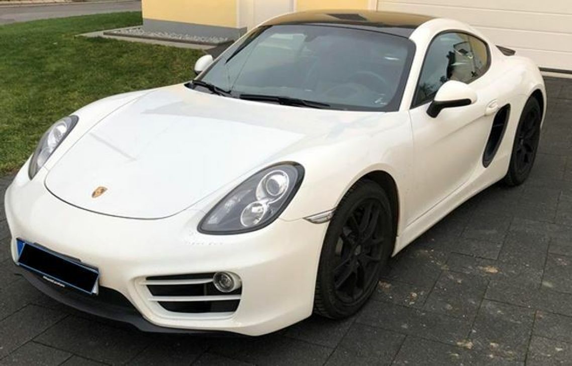 Dieser Porsche Cayman wurde am Nürburgring gestohlen. Das Kennzeichen wurde durch die Polizei unkenntlich gemacht. Foto: Polizei