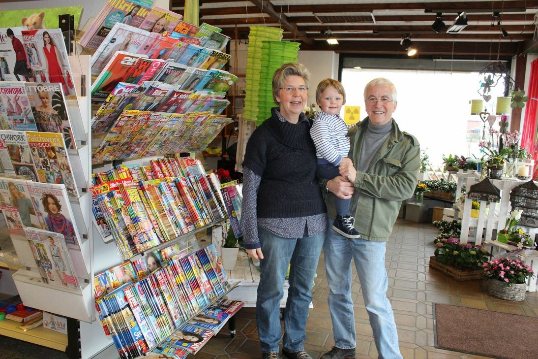 Marianne und Marc Schroeder schließen zum 1. April nach 50 Jahren in Roetgen ihr Geschäft. Mit einem lachenden und einem weinenden Auge. Viele schöne Erinnungen an die Zeit der Selbstständigkeit nehmen sie mit und nun haben sie mehr Zeit für ihren Enkel Noah. Foto: Günther Sander