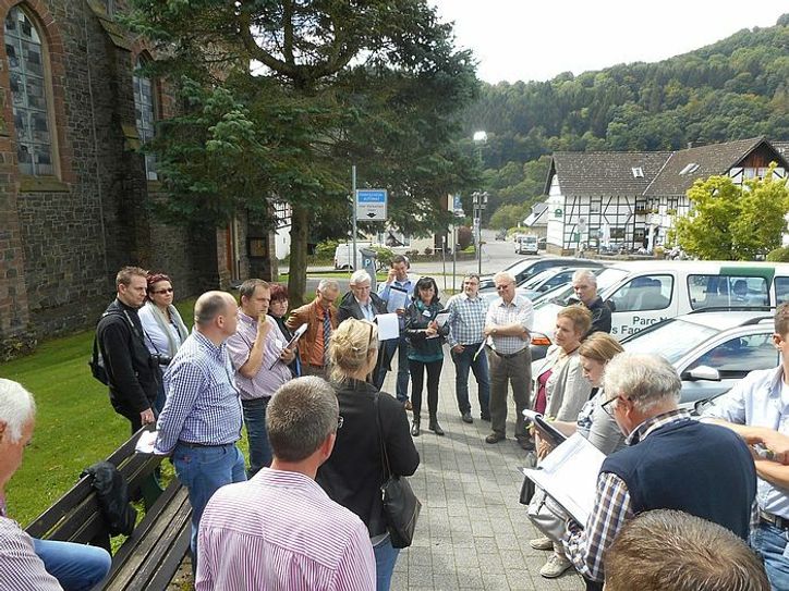 Der Wettbewerb »Unser Dorf hat Zukunft« geht 2017 in eine neue Runde. Bis 31. März können sich Interessenten noch bewerben. Im Bild ist die städteregionale Fachkommission bei ihrem Rundgang in Einruhr während des letzten Dorfwettbewerbs zu sehen.
