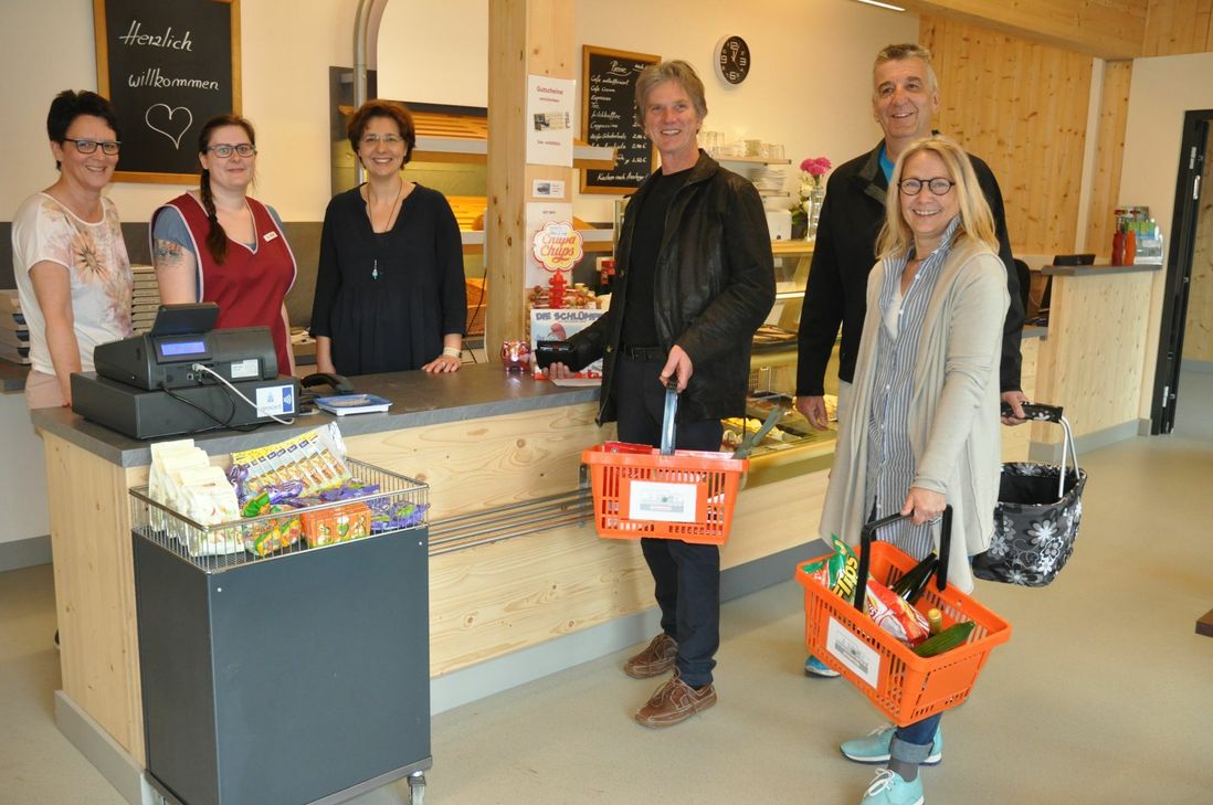 Zufriedene Gesichter bei den Betreibern und bei den Kunden des Bremmer Dorfladens im Calmont-Forum der Gemeinde. Seit der Eröffnung vor wenigen Wochen hat sich der Laden zu einem beliebten Einkaufs- und Kommunikationsort entwickelt.