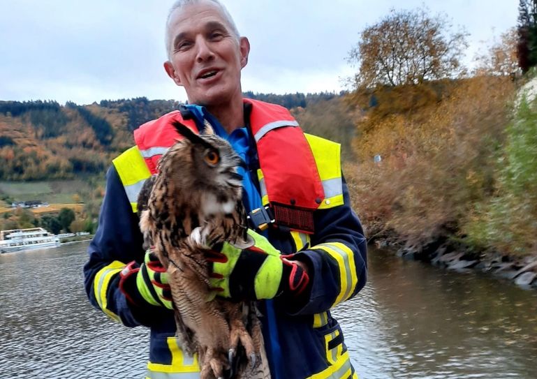 Feuerwehrmann Thomas Equit mit dem geretteten Uhu.