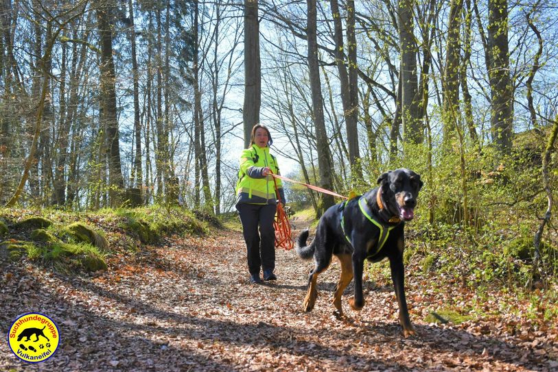 Hundeführerin Carina Niesen und ihr Hund Yuma sind Teil der Such- und Rettungshundegruppe Vulkaneifelund trainieren hier auch für den Ernstfall. Foto: Uwe Lukas