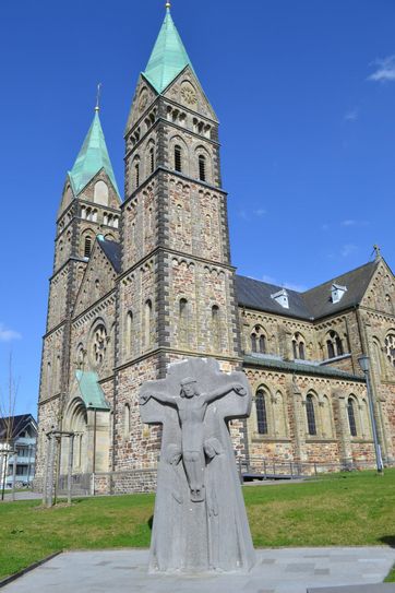St. Lambertus wirkt nicht nur im Sonnenschein beeindruckend. Foto: Braden
