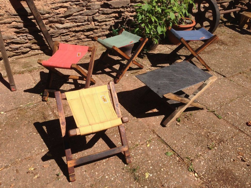 Farbige Stühle, die zum hinsetzten und ausruhen einladen.