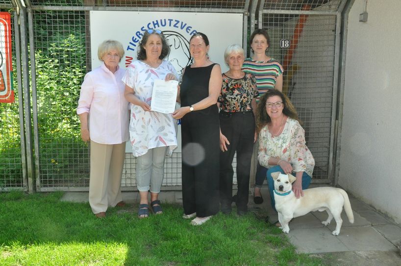 Die Umweltministerin bei der Übergabe des Förderbescheides an den Tierschutzverein für Mayen und Umgebung.