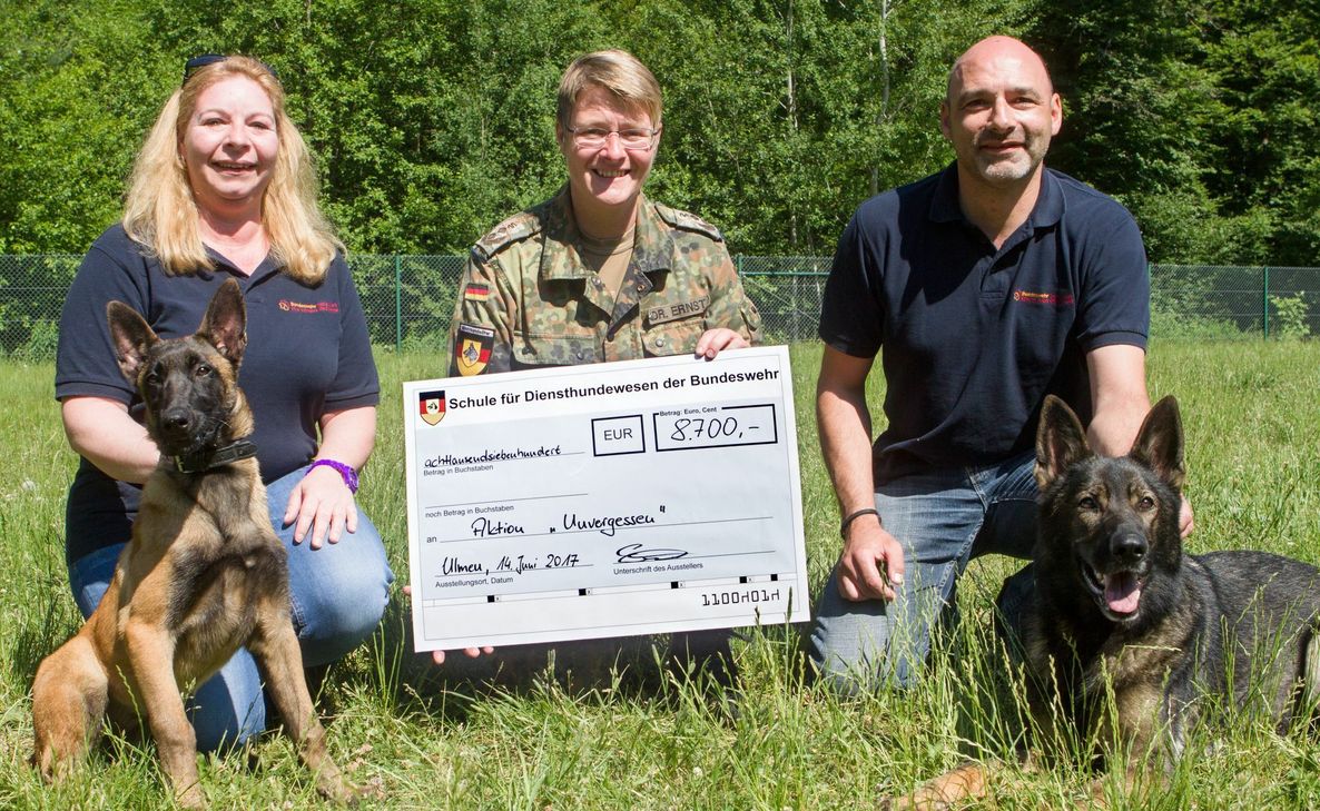 Oberfeldveterinär Dr. Christiane Ernst konnte einen Scheck in Höhe von 8700 Euro an Vertreter des Bundeswehr-Sozialwerkes übergeben.