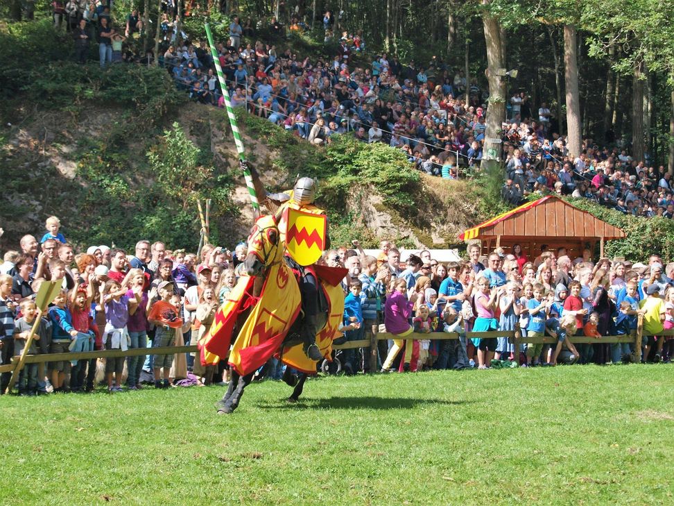 Das Manderscheider Burgenfest  lockt am Wochenenede 24./25. August mit tapferen Rittern, Händlern, Gauklern und Spielleuten. Ein Riesen-Spaß für die ganze Familie. Foto: Veranstalter