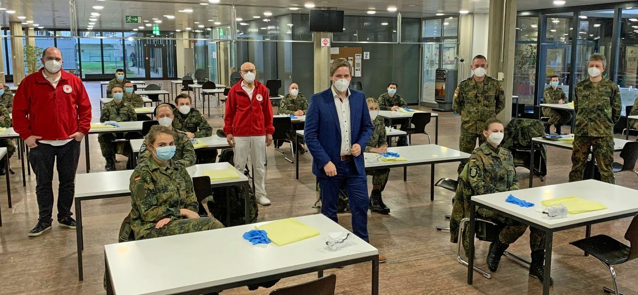 Nach der Begrüßung durch Landrat Markus Ramers (Mitte) übernahm das DRK die Schulung der Soldatinnen und Soldaten. Foto: W. Andres / Kreisverwaltung