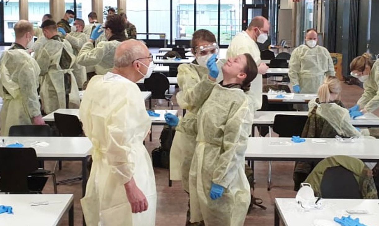 Wie ein Abstrich in Nase und Rachen richtig ausgeführt wird, lernten die Soldatinnen und Soldaten durch erfahrene DRK-Mitarbeiter. Foto: U. Klein / Kreisverwaltung