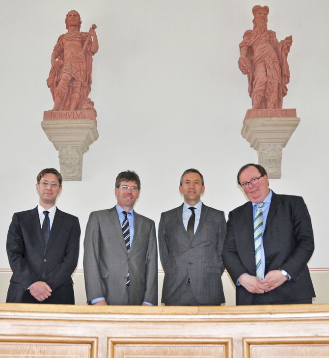 Von links: ISP-Direktor Prof. Dr. Mark Zöller, Uni-Präsident Prof. Dr. Michael Jäckel, Landgerichtspräsident Thomas Henrichs und Sozialgerichtspräsident Jürgen Didong. Foto: Uni Trier