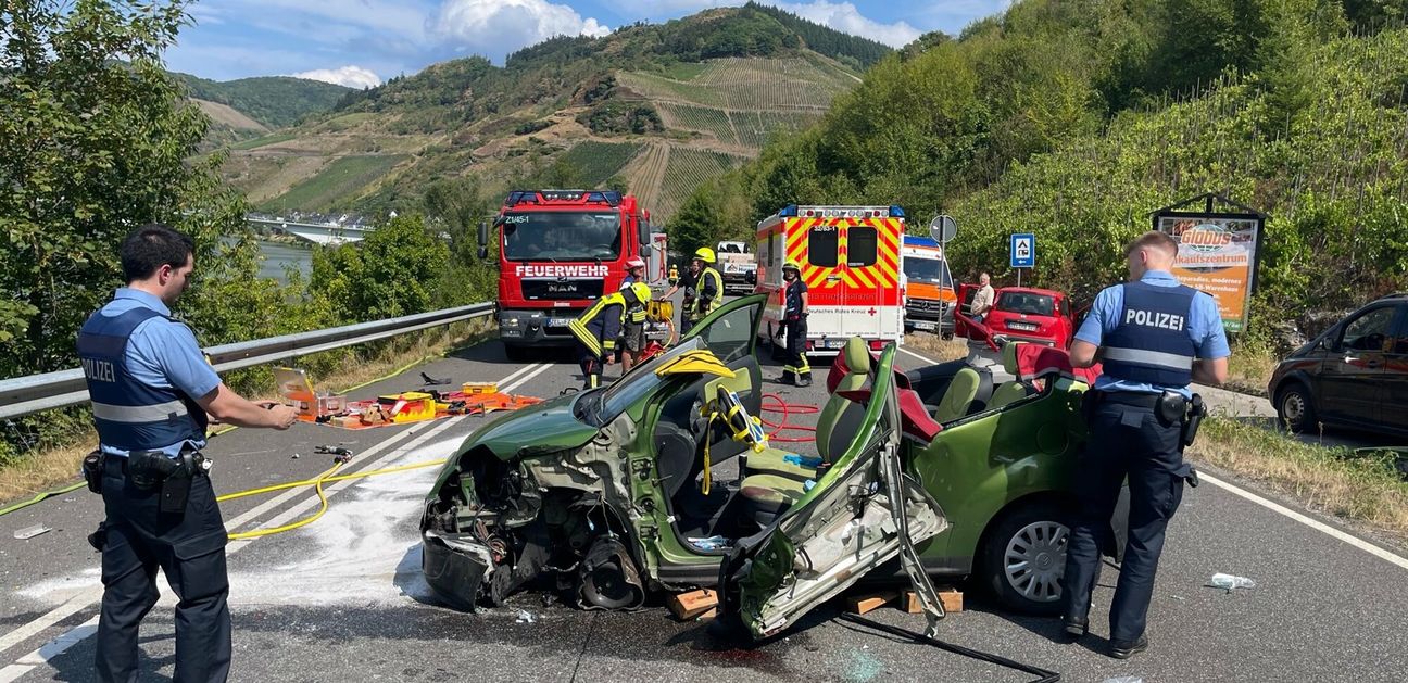Eine Pkw-Fahrerin ist bei einem Unfall auf der B53 zwischen Zell und Briedel schwer verletzt worden.