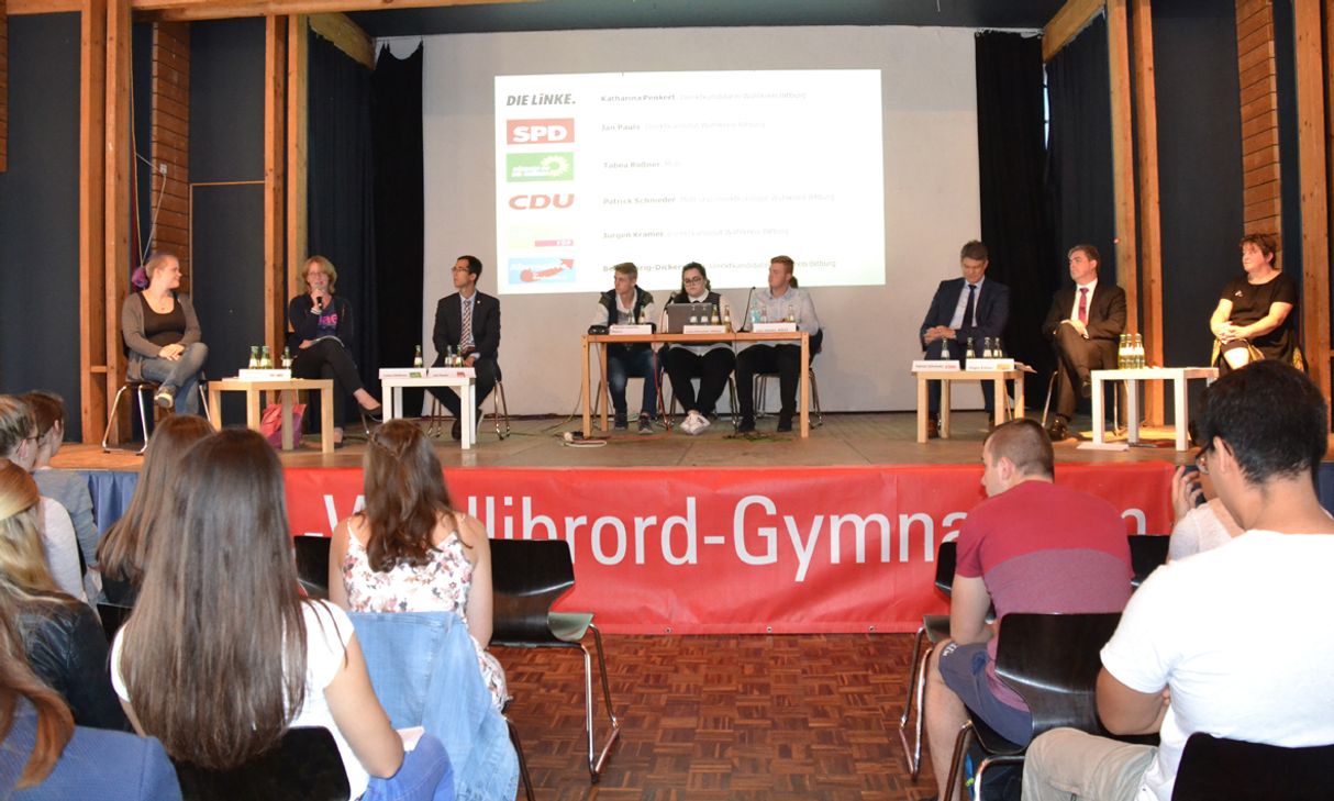 Aufmerksam verfolgten 250 Schüler der Oberstufe des Willibrord Gymnasiums zwei Stunden lang die Aussagen der Parteienvertreter im Haus der Jugend in Bitburg. Auf dem Podium saßen neben den Moderatoren Katharina Penkert (Linke), Tabea Rößner (Grüne, MdB), Jan Pauls (SPD), Patrick Schnieder (CDU, MdB), Jürgen Krämer (FDP) und Beate Härig-Dickersbach (AfD).