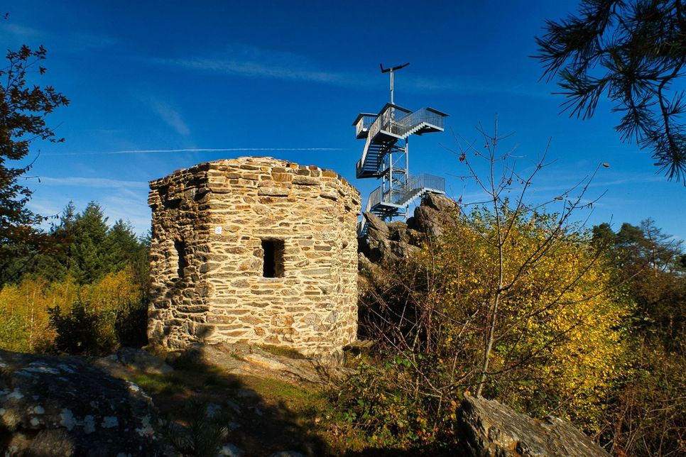Die Traumschleife MIttelrhein verbindet alt und neu, wie am Spitzen Stein, mit dem neuen Aussichtsturm im Hintergrund.