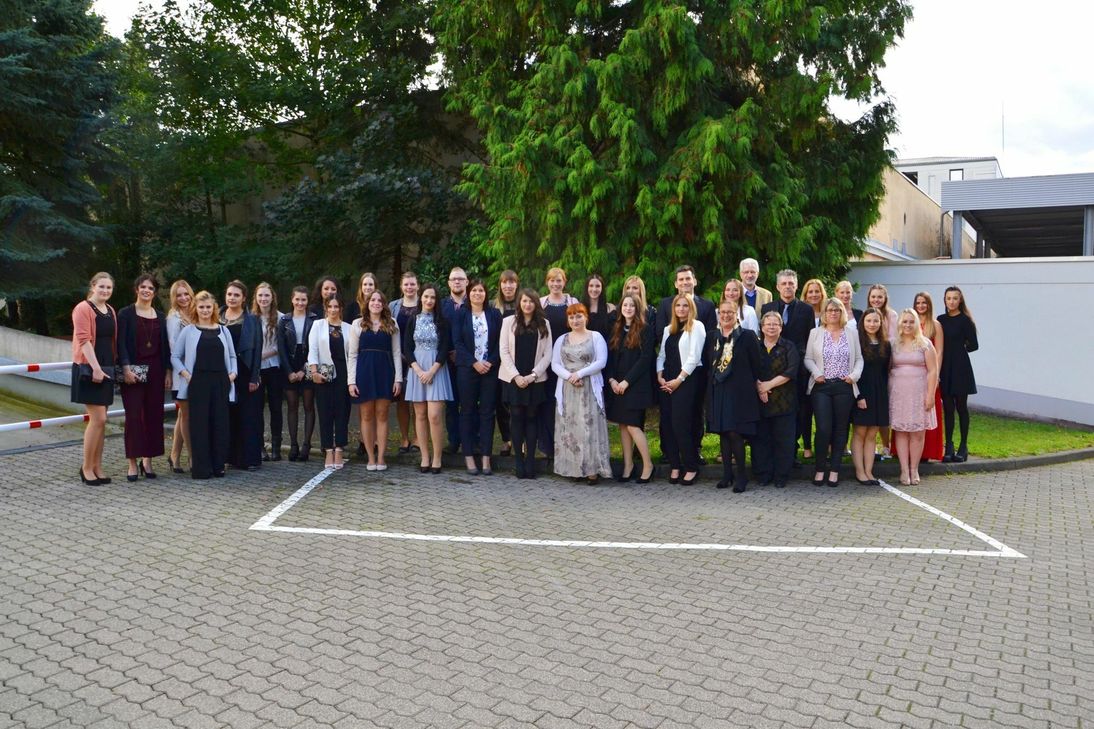Die examinierten Gesundheits- und Krankenpfleger/innen und Gesundheits- und Kinderkrankenpflegerinnen der Trierer Karl Borromäus Schule mit dem Team der Schule. Foto: Kristina Kattler