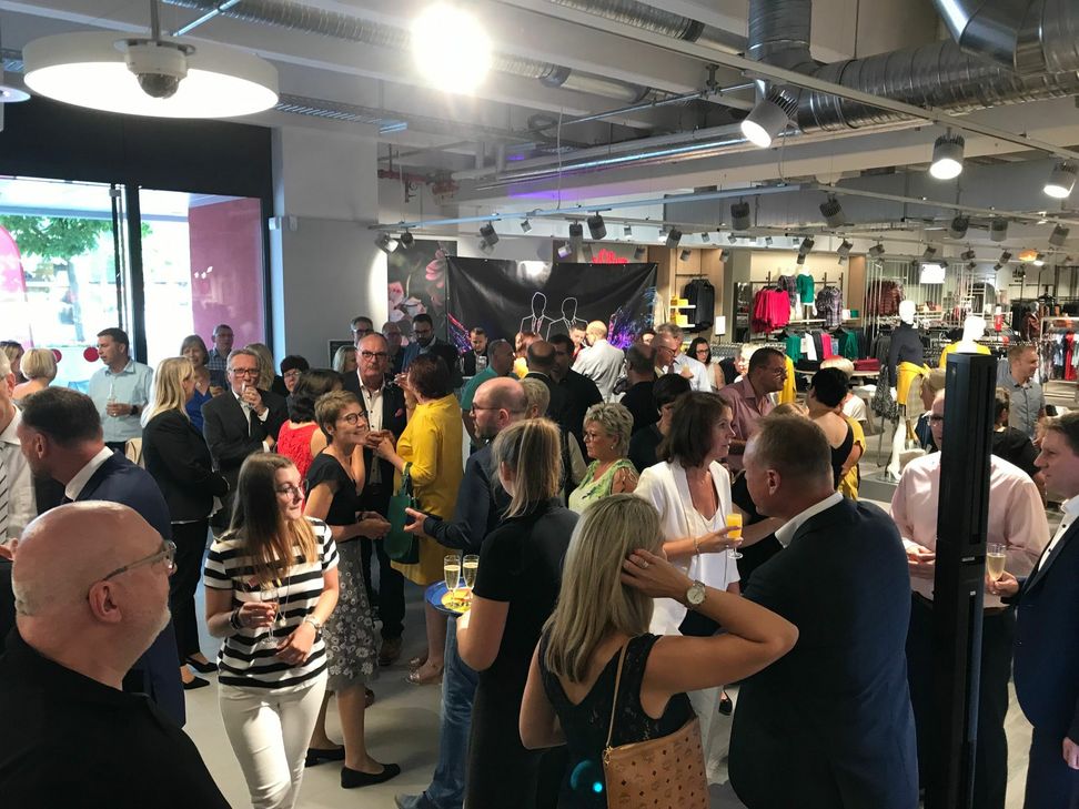 Schon viel los beim Modepark Röther. Foto: Klaus Desinger