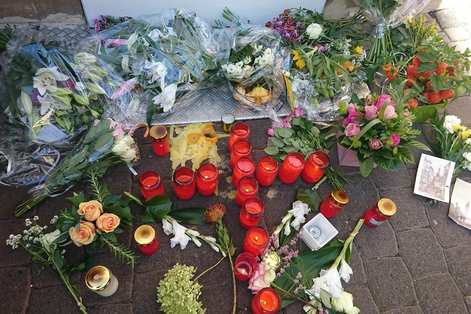 Kerzen, Blumen und Trauerbekundungen vor dem Restaurant des getöteten Bad Kreuznacher Gastronomen.