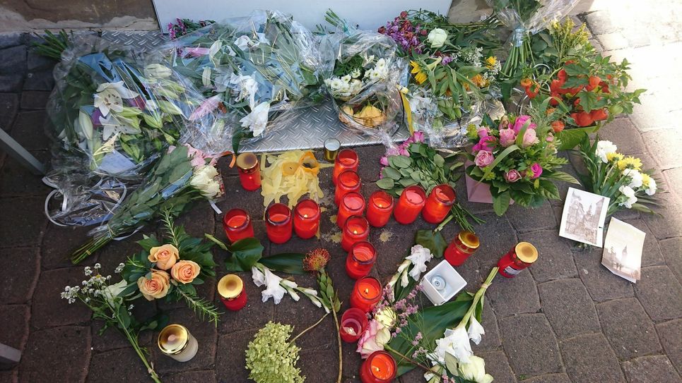 Kerzen, Blumen und Trauerbekundungen vor dem Restaurant des getöteten Bad Kreuznacher Gastronomen.