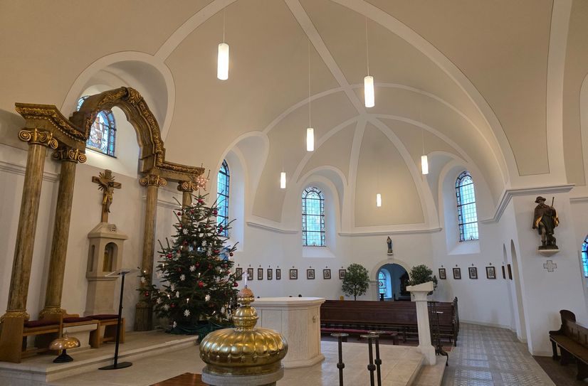 Blick auf die Altarinsel in de renovierten Kirche in Lingerhahn.