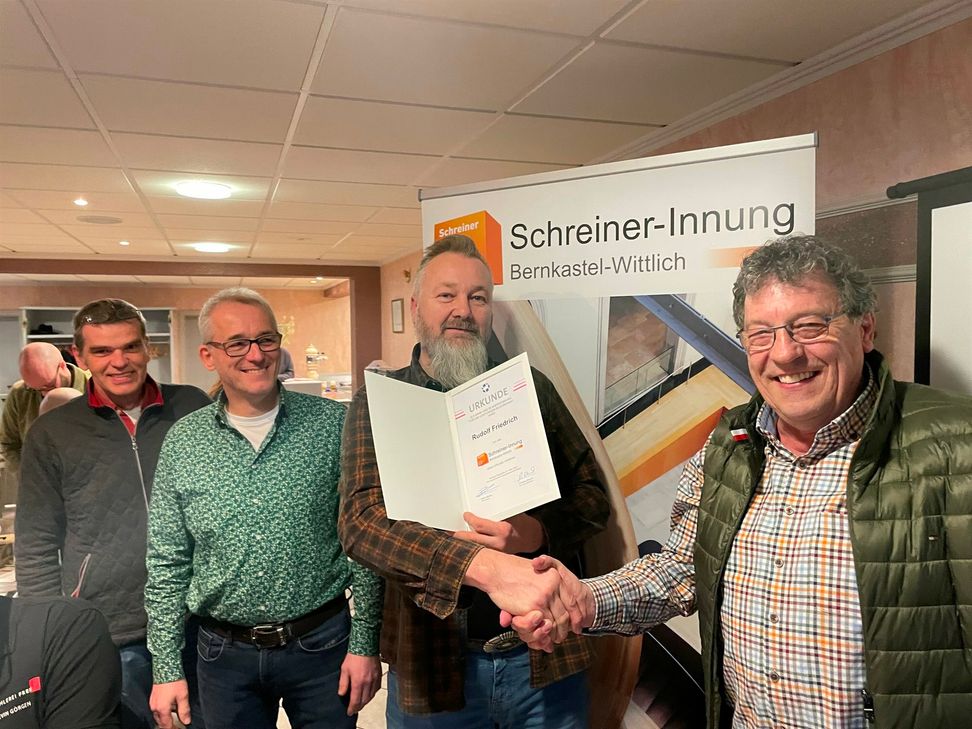 Rudolf Friedrich (re.) war als Lehrlingswart und als stellvertretender Lehrlingswart über 25 Jahre Ansprechpartner für Auszubildende und Betriebe. Obermeister Walter Blasius (2. v. r.) dankte ihm für seinen Einsatz für die Ausbildung. Ebenso sein Stellvertreter Eduard Schiefer (li.) und Lehrlingswart Ingo Rauen (2.v.l.).