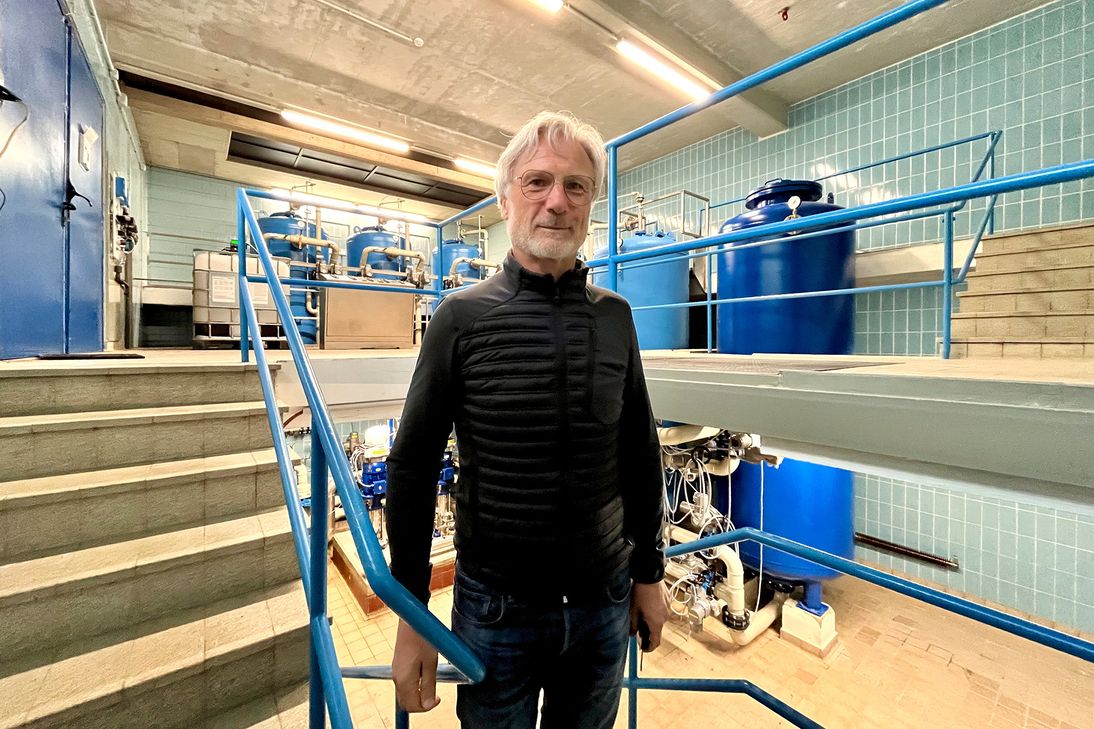 Eine starke Anlage im Rücken hat Ingenieur Jörg Nußbaum. Mit dem neuen Filtersystem kann Blei nahezu komplett aus dem Trinkwasser entfernt werden.