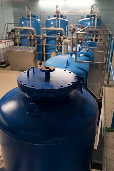 An seiner dunkelblauen Farbe ist der Neuzugang deutlich zu erkennen. Der Behälter muss noch desinfiziert, mit granulierte Eisenhydroxid gefüllt und an das Rohrsystem angeschlossen werden.