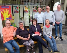 Mitglieder der SPD Mayen ließen sich von Mitarbeitern des Vereins Hospiz Region Mayen informieren. Auf der Bank von links: Oberbürgermeister Dirk Meid, Marlene Hug, Rebecca Reuter und Dr. Ina Rüber-Teke.