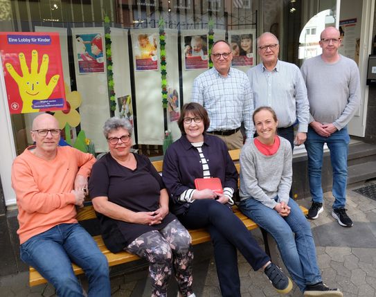 Mitglieder der SPD Mayen ließen sich von Mitarbeitern des Vereins Hospiz Region Mayen informieren. Auf der Bank von links: Oberbürgermeister Dirk Meid, Marlene Hug, Rebecca Reuter und Dr. Ina Rüber-Teke.