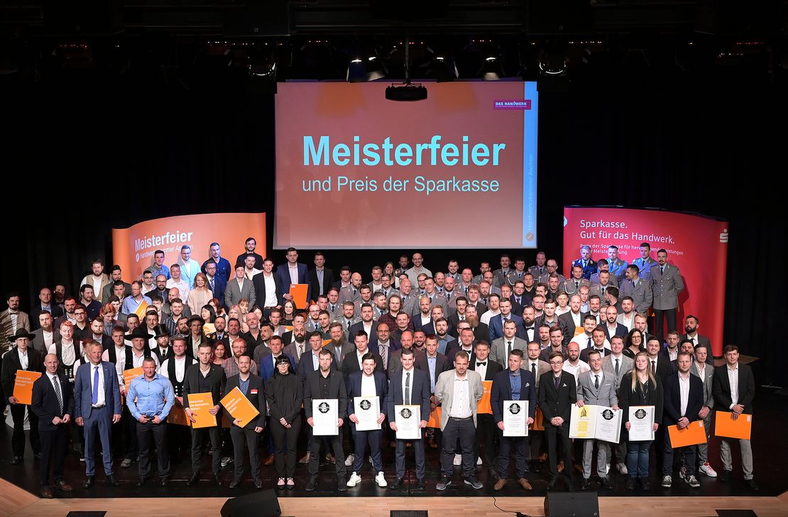 Vor etwa 800 Gästen überreichten Marco Herwartz, Präsident der Handwerkskammer Aachen, und Hauptgeschäftsführer Georg Stoffels die Meisterbriefe. Foto: H. Krömer