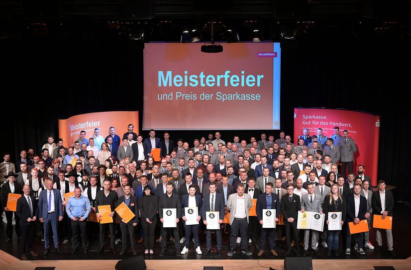 Vor etwa 800 Gästen überreichten Marco Herwartz, Präsident der Handwerkskammer Aachen, und Hauptgeschäftsführer Georg Stoffels die Meisterbriefe. Foto: H. Krömer