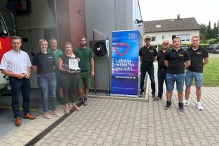 Ortsvorsteher Armin Voßen (l.) ist stolz auf Initiatorin Laura Löbb (mit AED), Sponsoren und Wehrleute, die das Projekt »Defibrillator für Rollesbroich« erfolgreich umgesetzt haben. Kerstin Nagel (2.v.l.) vom Rettungsdienst der Städteregion wirbt um weitere Standorte unmd registrierte Ersthelfer. Foto: T. Förster