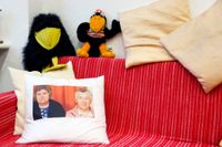 In der Kinderecke lädt ein Sofa zum Lesen. Auf dem Kissen sind die ehemaligen langjährigen Bücherei-Damen zu sehen: Christa Kronz und Alwisia Schmitt.