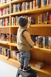 Kleiner Besucher: Viele bringen ihre Enkel mit in die Katholische Öffentliche Bücherei