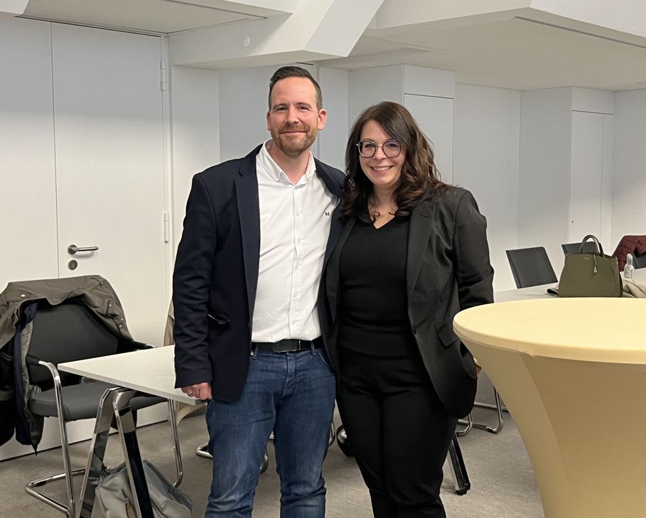 Großer Moment am Wahlabend: Timo Kanzinger ist zum neuen Bürgermeister der Verbandsgemeinde Vordereifel gewählt worden. Unterstützt wurde er von seiner Ehefrau Andrea.